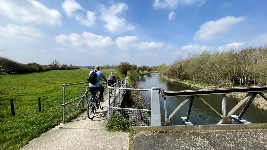 两个骑自行车的人沿着赫特福德郡的斯托特河走在一条小路上. 2023年5月