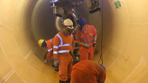 Team in PPE gear working inside tunnel - 多哈南部污水首页计划