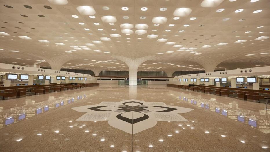 在孟买机场里，空荡荡的地板上挂着鲜花和筒灯
