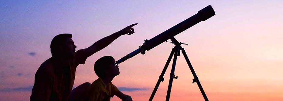 黄昏时分，父子俩透过望远镜眺望