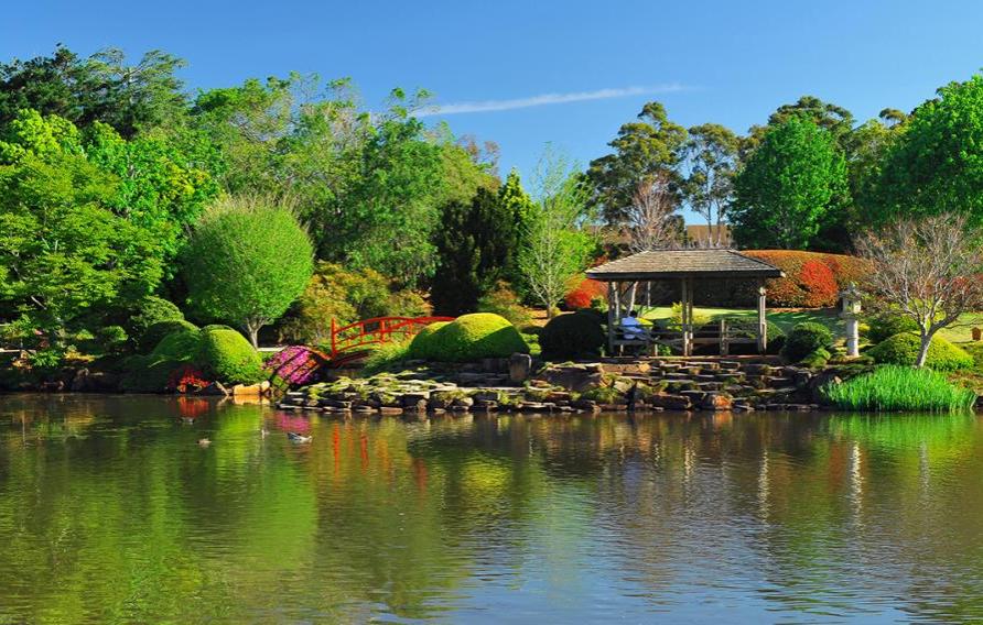 Toowoomba - green garden with lake 