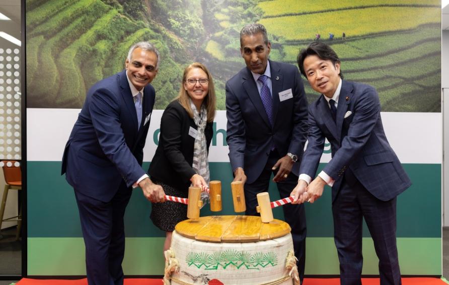 Taking part in the traditional kagami biraki ceremony are (left to right): Koti Vadlamudi, Senior Vice President and General Manager; Karen Wiemelt, Senior Vice President, Energy Security and Technology; Bob Pragada, Chief Executive Officer (all Jacobs); and Masakazu Hamachi, a member of Japan’s House of Representatives.