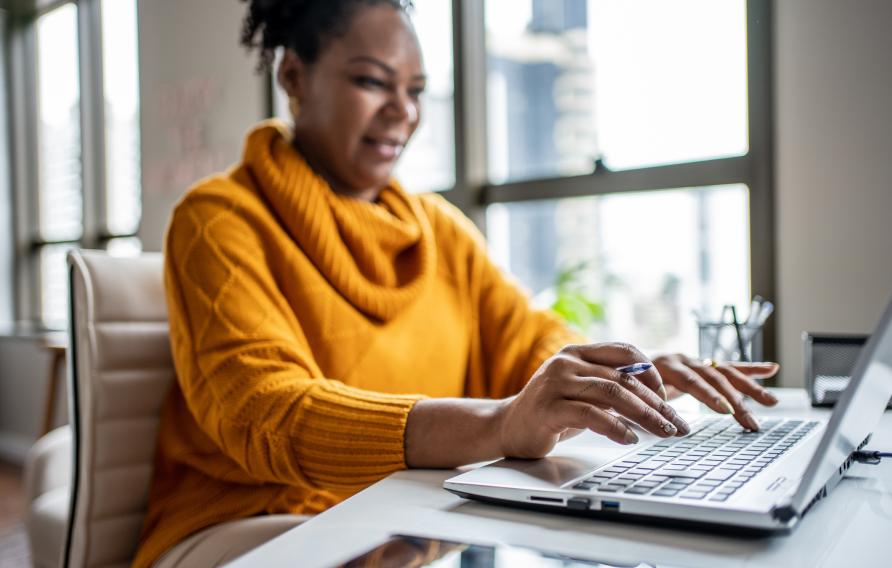 Lady typing on a laptop