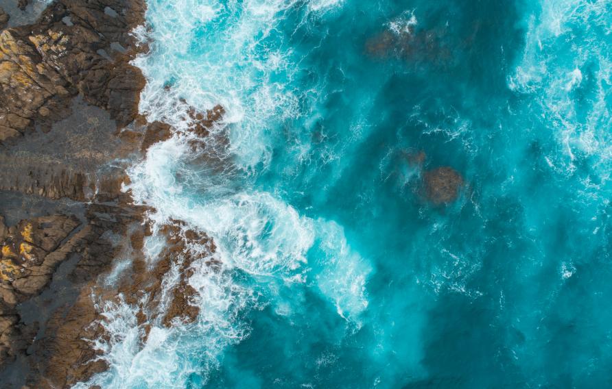 Description Fierce waves splashing at surf beach in Bay of islands, New Zealand.