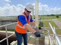 Operating a slide gate