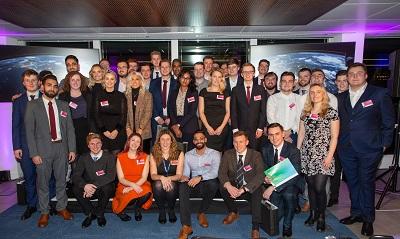 group photo of graduates and apprentices