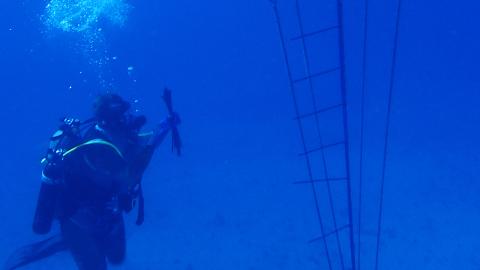 Jacobs engineer diver reinforces geodesic sphere