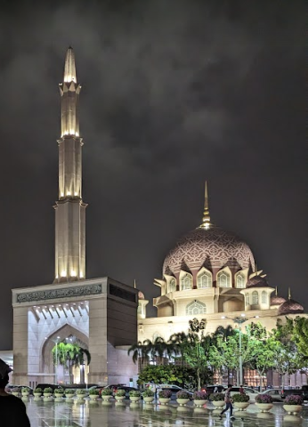 View Putra Mosque in Putrajaya. 