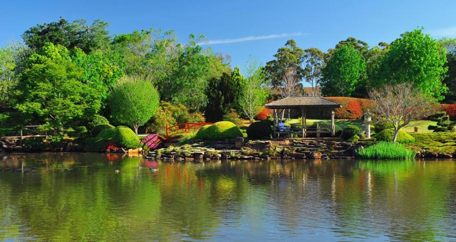 Toowoomba - green garden with lake 